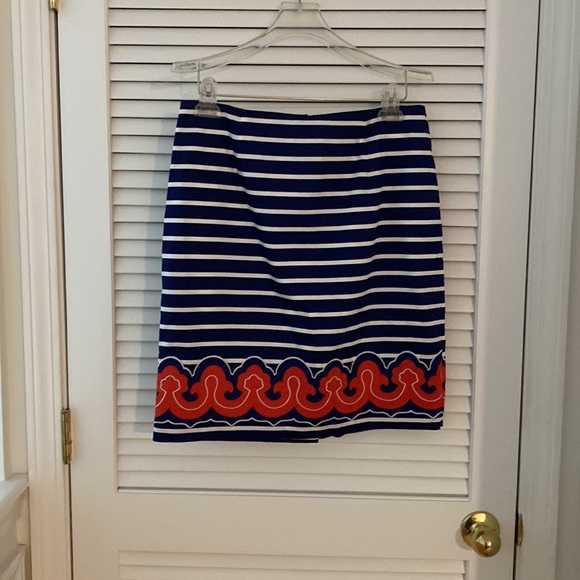 Vineyard Vines Striped Skirt. Size 8. Navy with White Stripes with Detailing - Picture 6 of 10
